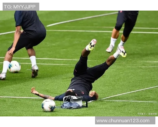 足球明星遭遇意外事件教师误打头部引发广泛关注与讨论